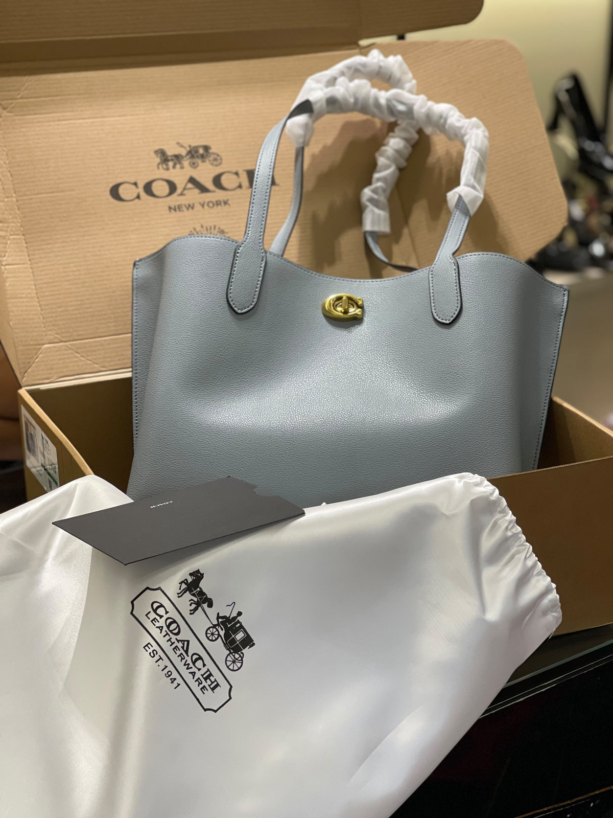 Coach Willow Tote 24 with Box